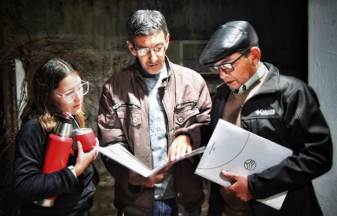 Hình ảnh gia đình thảo luận về chọn trường đại học