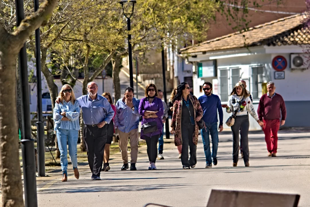 Nhóm sinh viên trước tòa nhà đại học ở Mỹ